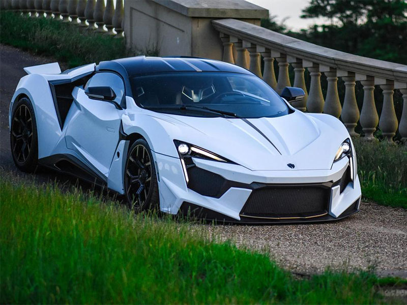 فينير سوبر سبورت  الإماراتية الصنع بجولة في الريف الانجليزي